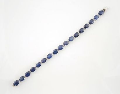 BRACELET SAPHIRS DIAMANTS Bracelet articulé en argent 925/°° orné de saphirs ovales...