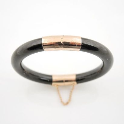 Bracelet rigide Bracelet en pierre noire. Fermoir à cliquet en métal doré avec chaînette...