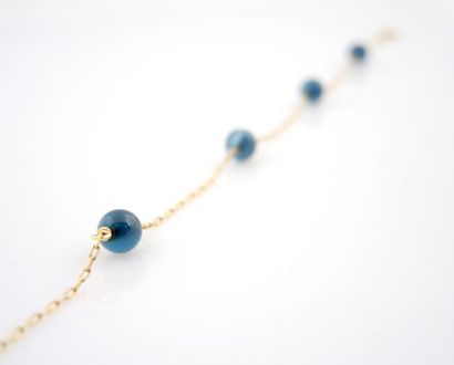Bracelet Bracelet en or jaune 18K 750/°° chaîne maille forçat orné de 4 petites perles...