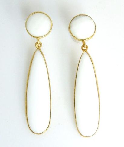 BOUCLES D'OREILLES Paire de pendants d'oreilles en argent doré ornés d'agates blanches...