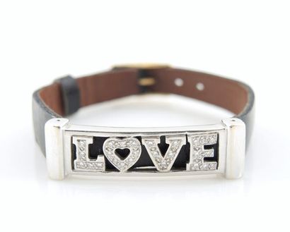 BRACELET "LOVE" Bracelet en cuir noir présentant une plaque ajourée en or gris 18K...