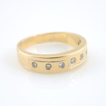 BAGUE OR DIAMANTS Bague en or jaune 18K 750/°° à décor gravé sertie de diamants brillantés...