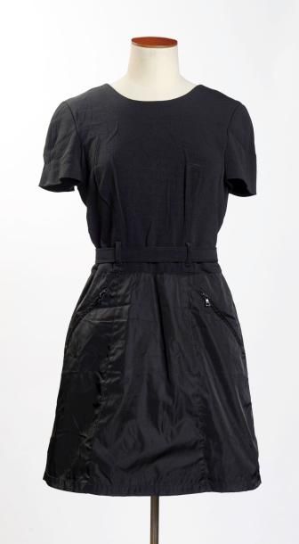 PRADA ROBE en crêpe noir, jupe en nylon ornée de zips, ceinture élastique (T L) (bon...