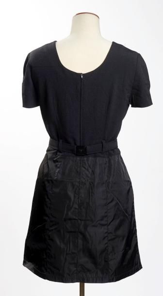 PRADA ROBE en crêpe noir, jupe en nylon ornée de zips, ceinture élastique (T L) (bon...