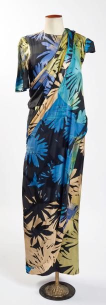 ANONYME Couture, circa 1980 ROBE d’inspiration japonaise en soie imprimée d’un motif...