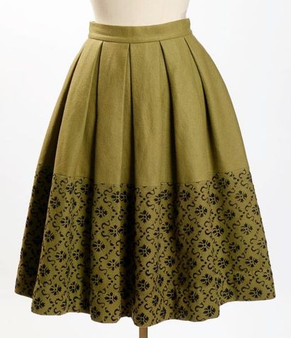 ELINA circa 1955 JUPE oversize à plis en feutre de laine noir, ourlet appliqué de...