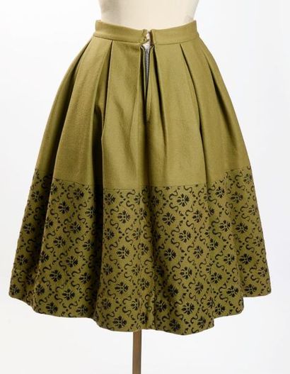 ELINA circa 1955 JUPE oversize à plis en feutre de laine noir, ourlet appliqué de...