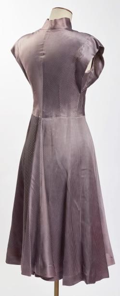 ANONYME Vintage ROBE travaillée en biais d’inspiration japonaise en satin lilas ornée...