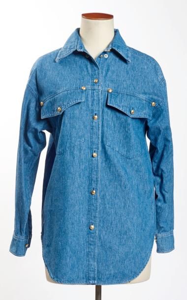 GIANNI VERSACE, CHEAP AND CHIC BY MOSCHINO CHEMISE en coton façon denim, boutonnage...