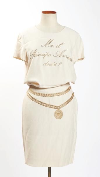 MOSCHINO Couture circa 1990 ENSEMBLE en crêpe rayonne ivoire rehaussé de chaînes...