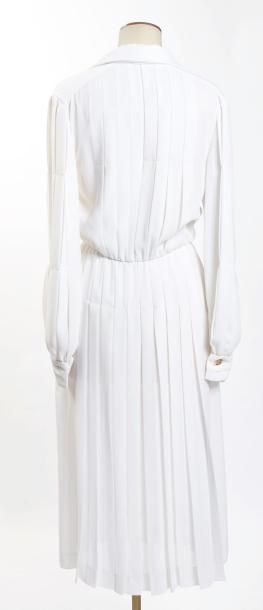 ANONYME Couture circa 1980 ROBE en crêpe blanc ornée de plis plats et de boutons...