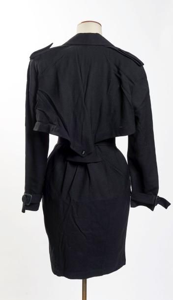 Thierry MUGLER circa 1990 ROBE pressionnée en crêpe de laine noire agrémentée de...