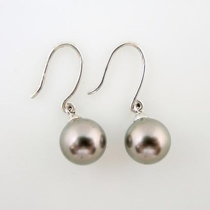BOUCLES D'OREILLES Paire de boucles d'oreilles en or gris 18K 750/°° ornées de perles...