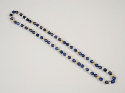 COLLIER PERLES ET SODALITES Collier composé de perles d'or jaune 18K (750°/00), perles...