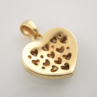 PENDENTIF COEUR Pendentif en or jaune 18K 750/°° entièrement pavé de diamants brillantés,...