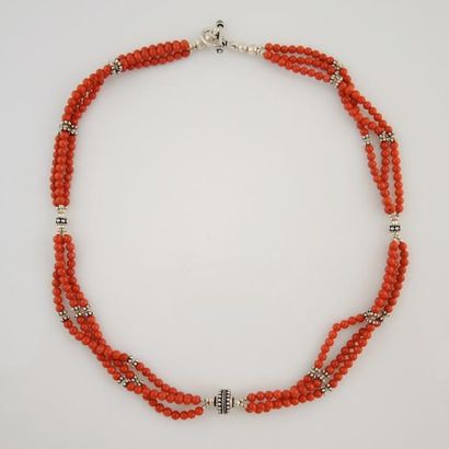 COLLIER CORAIL Collier composé de trois rangs de perles de corail rouge alternées...