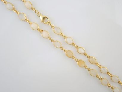 COLLIER OPALES Collier en argent doré 925/°° composé de perles d'opales en cabochon...