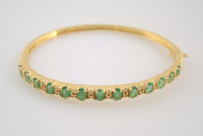 BRACELET EMERAUDES DIAMANTS Bracelet jonc en argent doré 925/°° présentant des perles...