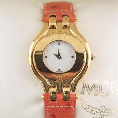 MCM, MONTRE BRACELET DE DAME MCM Montre bracelet de dame en métal doré. Le cadran...