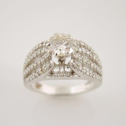 BAGUE DIAMANTS Bague en or gris 18K 750/°° centrée d'un diamant pesant environ 1.01ct...