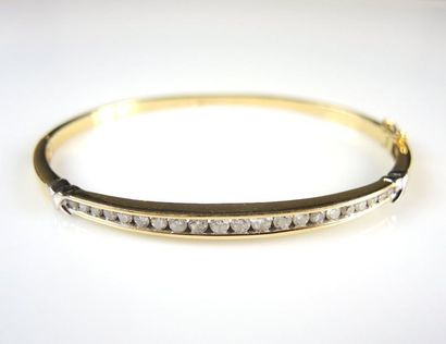 BRACELET JONC OR DIAMANTS Bracelet jonc en or jaune 14K 585/°°orné de 20 petits diamants....