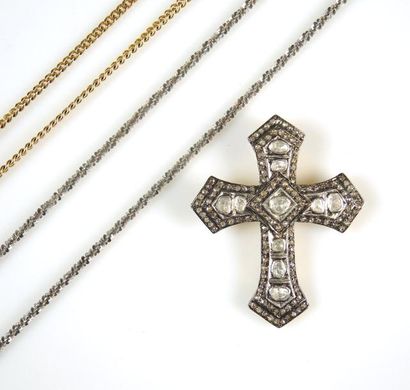 CROIX DIAMANTS Croix en argent doré 925/°° sertie de diamants taillés en roses en...