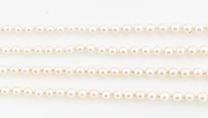 COLLIERS DE PERLES Deux colliers de perles de culture en chute fermoir en or 18K...
