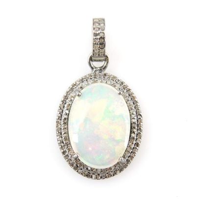 PENDENTIF OPALE DIAMANTS Pendentif en argent noirci 925/°° centré d'une opale ovale...
