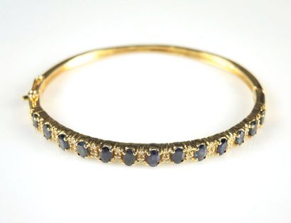 BRACELET SAPHIRS DIAMANTS Bracelet jonc en argent doré 925/°° présentant 13 saphirs...
