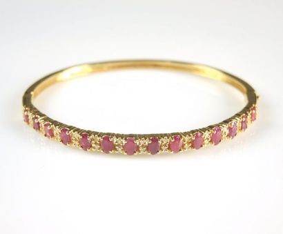 BRACELET RUBIS DIAMANTS Bracelet jonc en argent doré 925/°° présentant 14 rubis ovales...