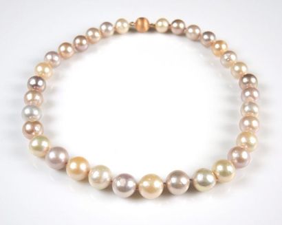 COLLIER PERLES ROSES Collier composé de perles roses (Diam: 12 à 15mm). Fermoir rond...