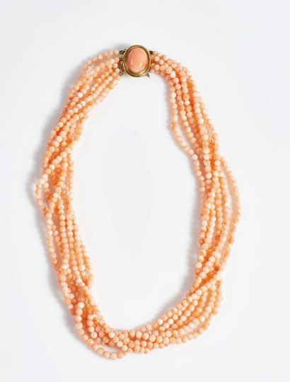 COLLIER CORAIL Collier multirangs de perles de corail peau d'ange (résiné). Le fermoir...