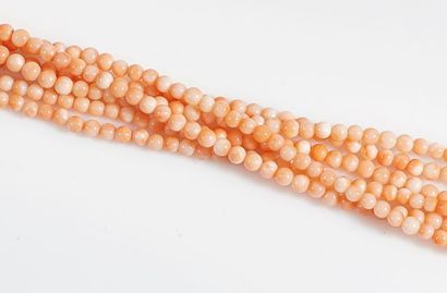 COLLIER CORAIL Collier multirangs de perles de corail peau d'ange (résiné). Le fermoir...