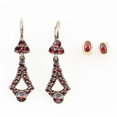 DEUX PAIRES DE BOUCLES D'OREILLES Deux paires de boucles d'oreilles l'une en or sertie...