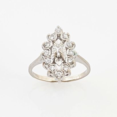 BAGUE MARQUISE Bague marquise en or blanc 18K (750°/00) sertie de diamants ronds...