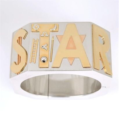 Jacques VILLEGLE (né en 1926) "STAR", réalisé en 2009.
Bracelet manchette à pans...