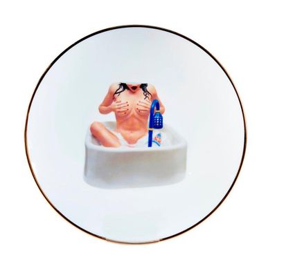 KOONS Jeff (Né en 1955) ''Woman in tub, banality series'' 

Assiette en porcelaine...