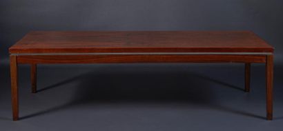 TABLE BASSE. DESIGN SCANDINAVE DES ANNEES 50 Table basse en bois et placage de palissandre...