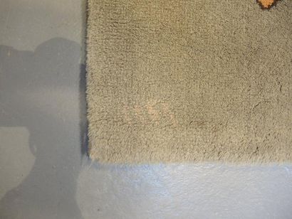 TAPIS. TOUT LE MONDE BOCHART Tapis en laine de forme carrée à fond gris centré d'une...
