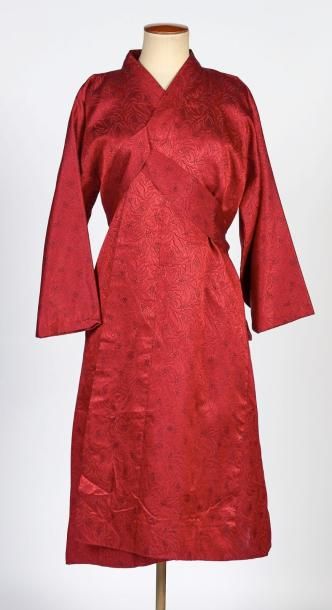 ANONYME MANTEAU d'inspiration kimono en soie façonné d'un motif végétal sur fond...