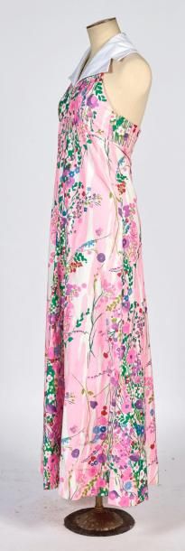 ANONYME Couture vintage ROBE en coton imprimé d’un motif floral sur fond rose, encolure...