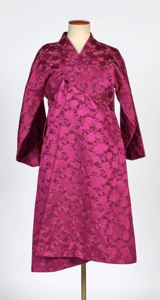 ANONYME MANTEAU d'inspiration kimono en soie façonné tacheté sur fond fuchsia et...