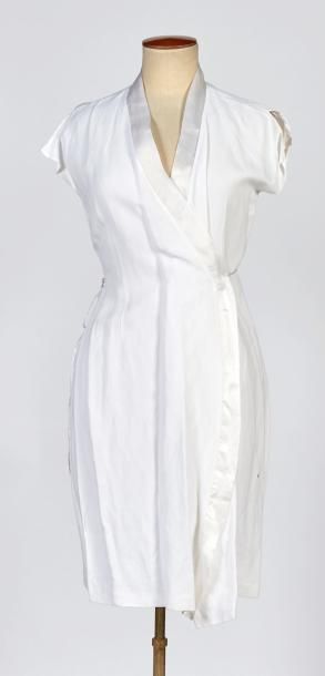 ANONYME, JOSEPH, NINA RICCI EDITION ROBE PORTEFEUILLE en lin gansé de soie blanc...