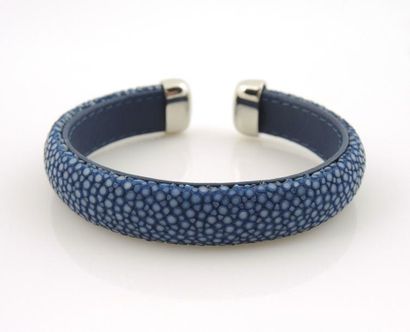 BRACELET GALUCHAT Bracelet rigide gainé de galuchat et cuir bleu, les extrémités...
