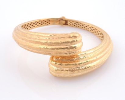 Bracelet jonc Bracelet jonc ouvrant en argent doré 925/°° à décor de stries et d'enroulements....