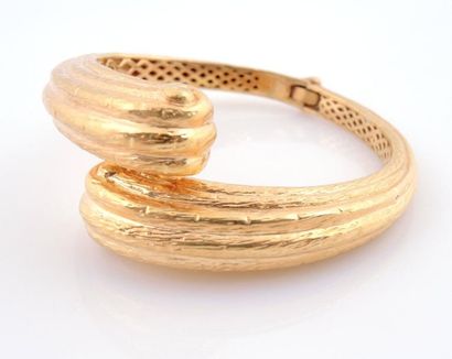 Bracelet jonc Bracelet jonc ouvrant en argent doré 925/°° à décor de stries et d'enroulements....