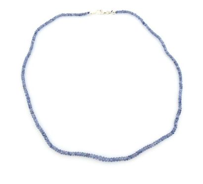 COLLIER SAPHIRS Collier composé de perles de racine de saphirs facettées. Fermoir...