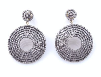 BOUCLES D'OREILLES DIAMANTS Boucles d'oreilles en argent patiné 925/°° à décor de...