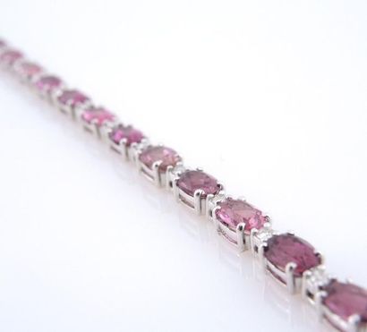 BRACELET TOURMALINES DIAMANTS Bracelet articulé en or gris 18K 750/°° composé de...