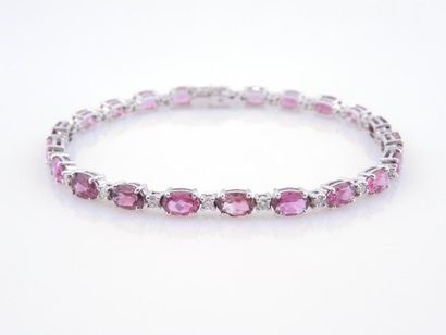 BRACELET TOURMALINES DIAMANTS Bracelet articulé en or gris 18K 750/°° composé de...